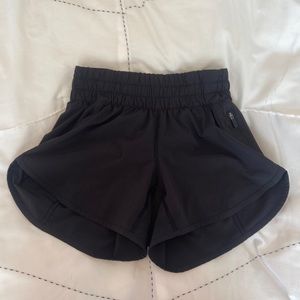 Back lululemon shorts Womens with damage 4 inch